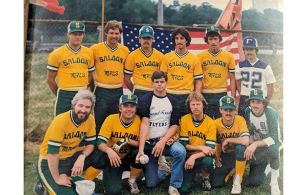 Saloon Team in yellow